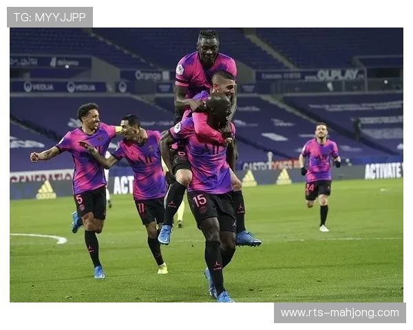 “朗斯主场迎战摩纳哥，法甲领头羊力争延续十连胜势头”